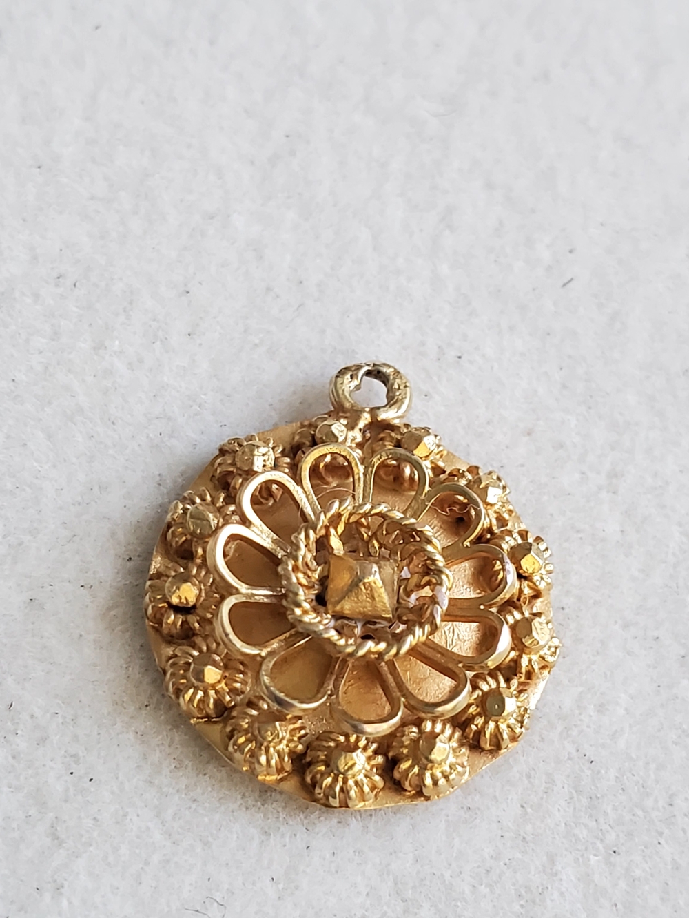 🌼 14K Solid Gold Vintage Filigree Pendant Charm • 1.56 g